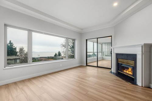 204-15176 Buena Vista Avenue  White Rock, BC V4B 1Y3