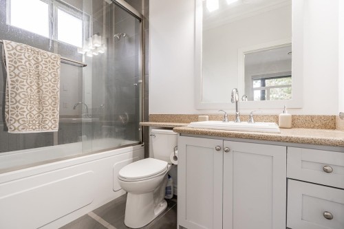 14867 76A Avenue, Surrey, BC - Indoor Photo Showing Bathroom