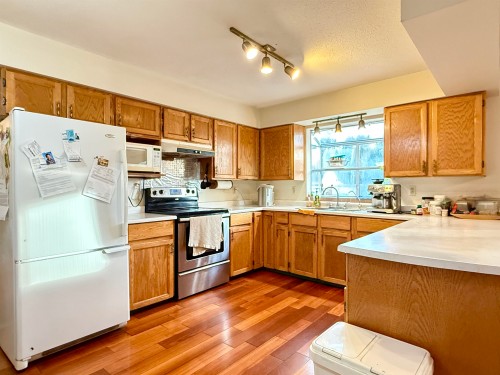 18572 76 Avenue, Surrey, BC 