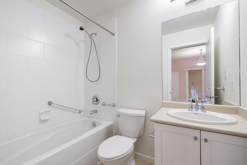 202-15388 101 Avenue, Surrey, BC 