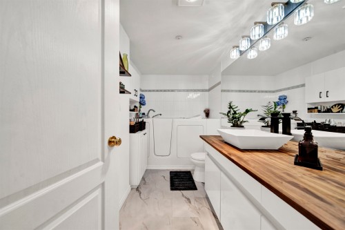 215-9626 148 Street, Surrey, BC 