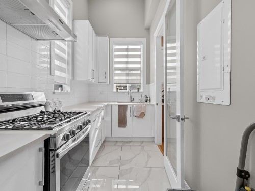 11586 84B Avenue, Delta, BC - Indoor Photo Showing Kitchen With Upgraded Kitchen