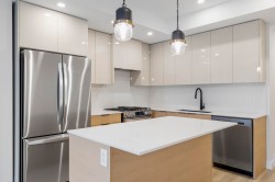 203-15353 17 Avenue  Surrey, BC V4A 1T8