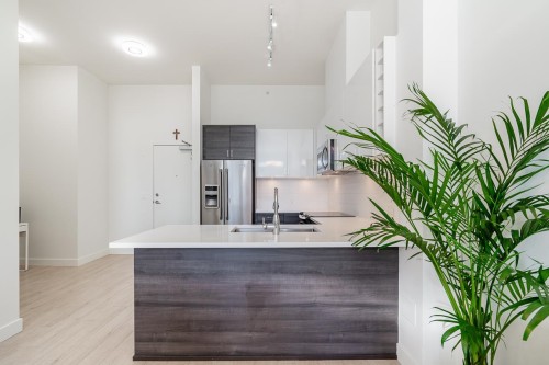 401-13919 Fraser Highway, Surrey, BC 