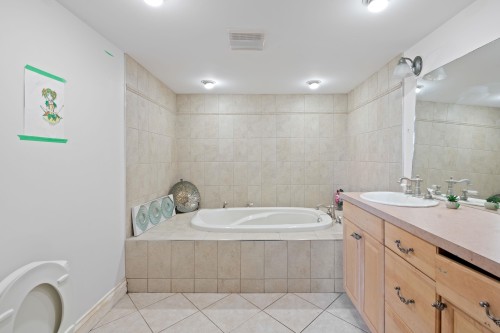 20624 48 Avenue, Langley, BC - Indoor Photo Showing Bathroom