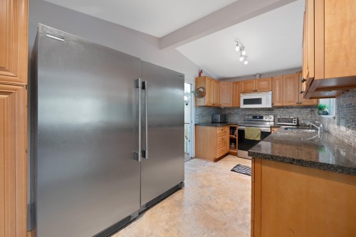 20624 48 Avenue, Langley, BC - Indoor Photo Showing Kitchen