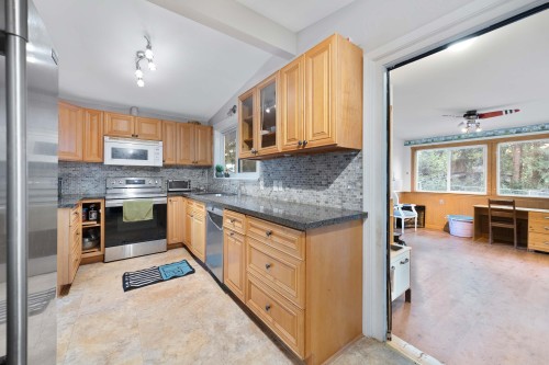 20624 48 Avenue, Langley, BC - Indoor Photo Showing Kitchen