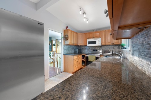 20624 48 Avenue, Langley, BC - Indoor Photo Showing Kitchen