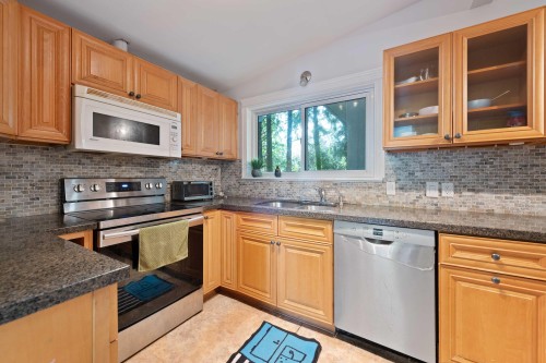 20624 48 Avenue, Langley, BC - Indoor Photo Showing Kitchen
