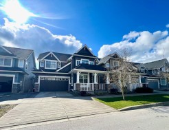16756 17b Avenue Surrey, BC V3Z 0T3