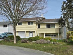 11050 Swan Crescent Surrey, BC V3R 5B6