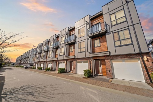 49-19760 55 Avenue  Langley, BC V3A 0L1