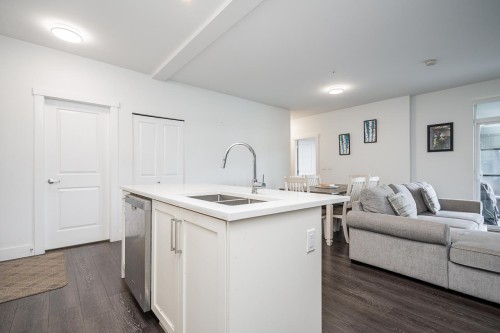301-9983 E Barnston Drive, Surrey, BC 