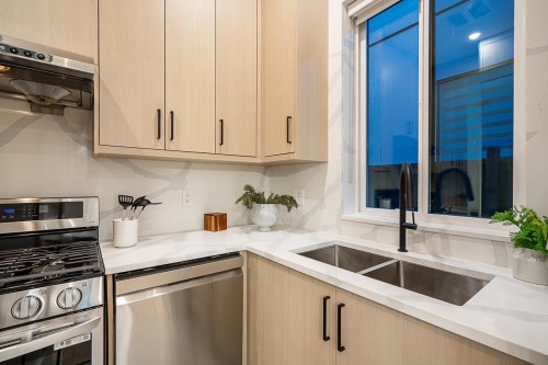 15569 Oxenham Avenue, White Rock, BC 