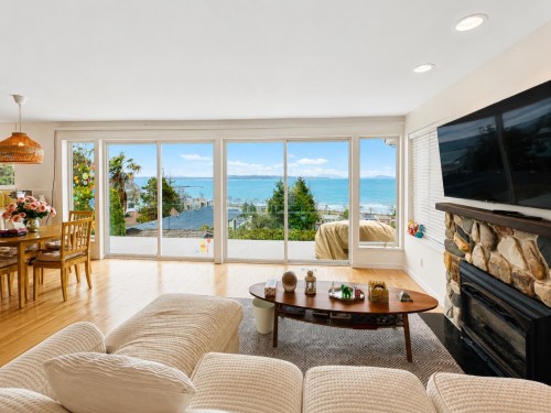 14748 Upper Roper Avenue, White Rock, BC - Indoor Photo Showing Living Room With Fireplace