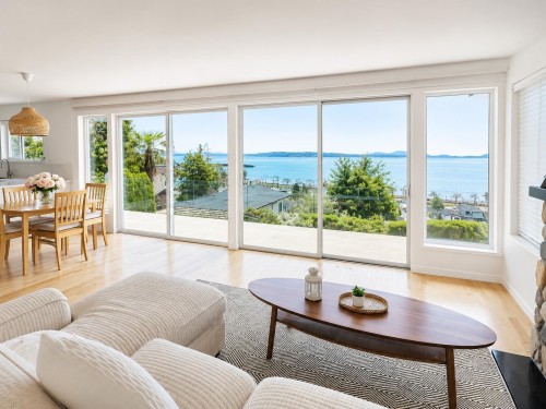 14748 Upper Roper Avenue, White Rock, BC - Indoor Photo Showing Living Room