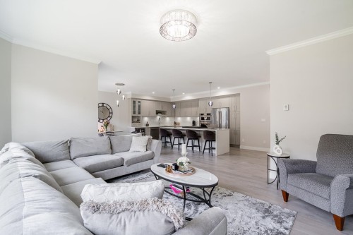 12-17033 Fraser Highway, Surrey, BC 