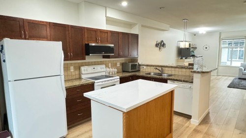 15-16588 Fraser Highway, Surrey, BC 
