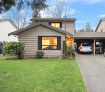 13507 15 Avenue  Surrey, BC V4A 5H4