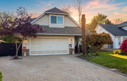 7461 123 Street Surrey, BC V3W 9N1
