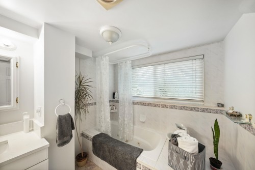 21723 24 Avenue, Langley, BC - Indoor Photo Showing Bathroom