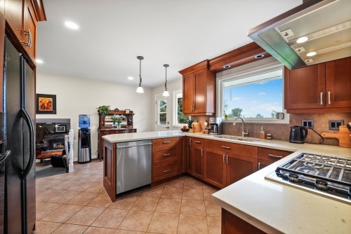 21723 24 Avenue, Langley, BC - Indoor Photo Showing Kitchen