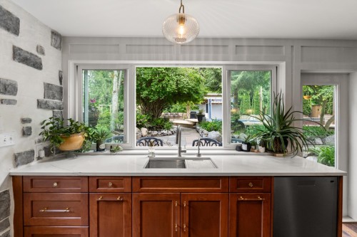 24244 60 Avenue, Langley, BC - Indoor Photo Showing Kitchen