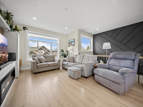 8586 Tupper Boulevard, Mission, BC 