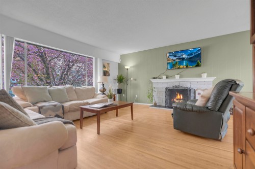 11064 Swan Crescent, Surrey, BC - Indoor Photo Showing Living Room With Fireplace