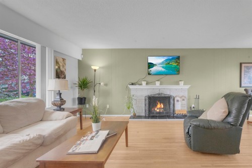 11064 Swan Crescent, Surrey, BC - Indoor Photo Showing Living Room With Fireplace