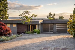 14220 Marine Drive  White Rock, BC V4B 1A8
