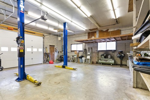 21415 0 Avenue, Langley, BC - Indoor Photo Showing Garage