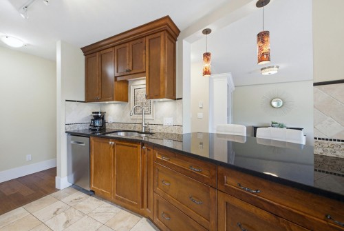 305-15150 29A Avenue, Surrey, BC - Indoor Photo Showing Kitchen