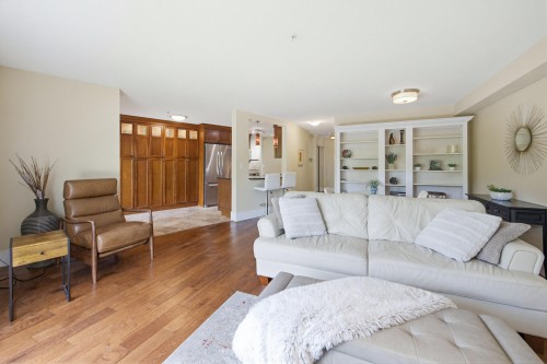305-15150 29A Avenue, Surrey, BC - Indoor Photo Showing Living Room