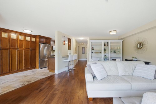 305-15150 29A Avenue, Surrey, BC - Indoor Photo Showing Living Room