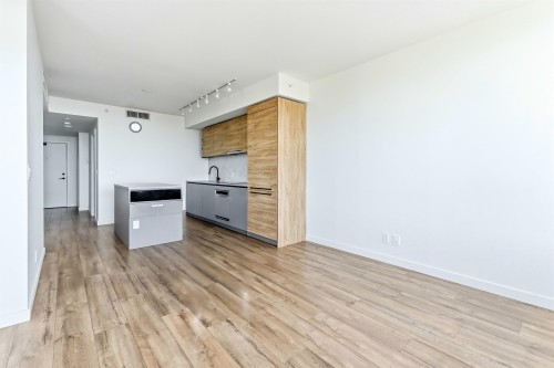 2501-10448 University Drive, Surrey, BC - Indoor Photo Showing Kitchen