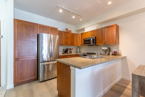 202-33318 E Bourquin Crescent  Abbotsford, BC V2S 0A6