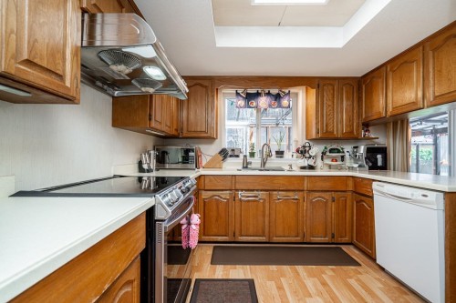 10764 Fraserglen Drive, Surrey, BC - Indoor Photo Showing Kitchen