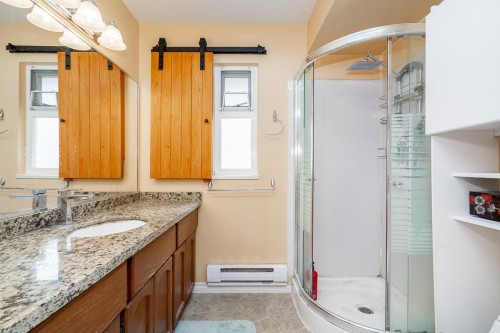 10764 Fraserglen Drive, Surrey, BC - Indoor Photo Showing Bathroom