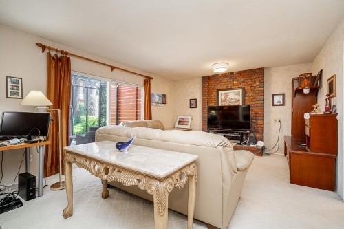 10764 Fraserglen Drive, Surrey, BC - Indoor Photo Showing Living Room