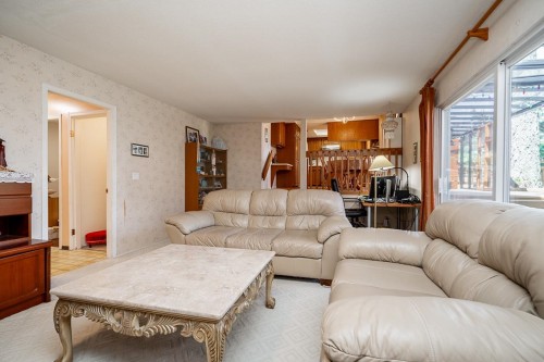 10764 Fraserglen Drive, Surrey, BC - Indoor Photo Showing Living Room