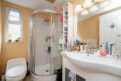 10764 Fraserglen Drive, Surrey, BC - Indoor Photo Showing Bathroom
