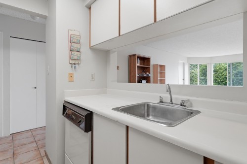 209-9635 121 Street, Surrey, BC 