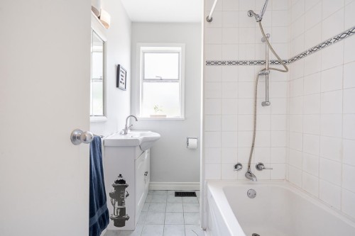 10482 125A Street, Surrey, BC - Indoor Photo Showing Bathroom