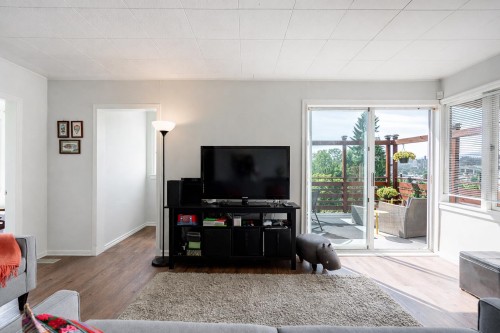 10482 125A Street, Surrey, BC - Indoor Photo Showing Living Room