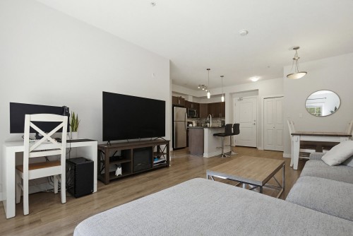 204-33898 Pine Street, Abbotsford, BC 