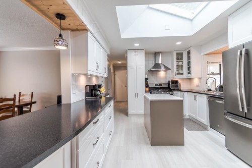19746 49 Avenue, Langley, BC - Indoor Photo Showing Kitchen With Upgraded Kitchen