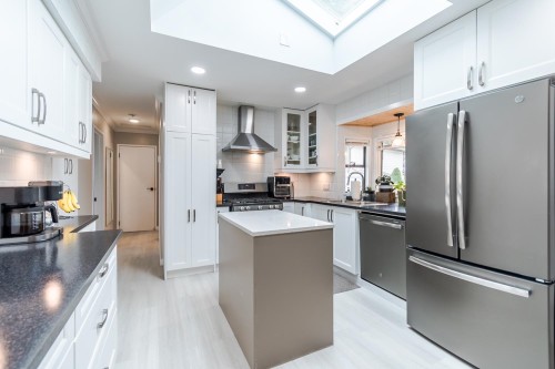 19746 49 Avenue, Langley, BC - Indoor Photo Showing Kitchen With Upgraded Kitchen