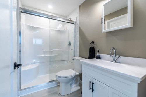 19746 49 Avenue, Langley, BC - Indoor Photo Showing Bathroom