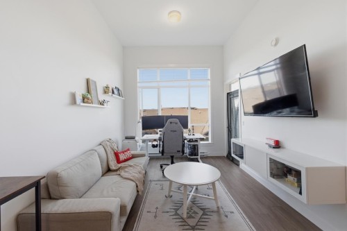 511-5638 201A Street, Langley, BC - Indoor Photo Showing Living Room